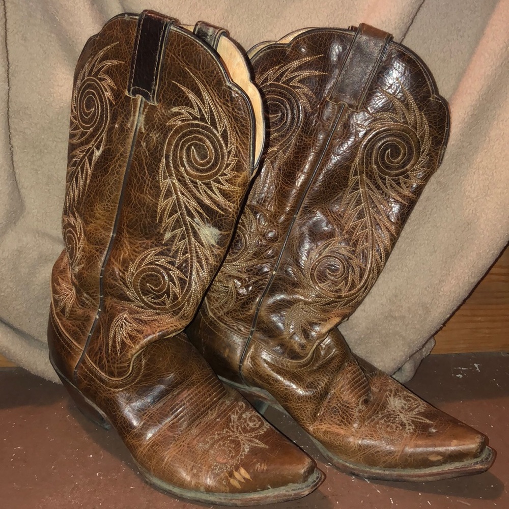 Beautiful authentic Justin cowboy boots.